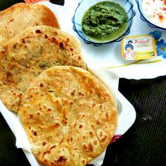 A picture of Aloo pyaj paneer paratha.