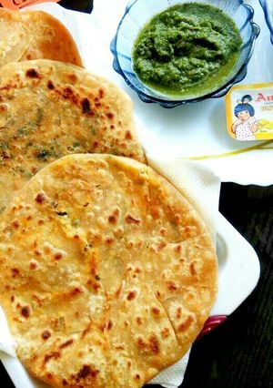 A picture of Aloo pyaj paneer paratha.