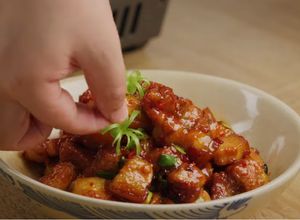 Hình của món Thịt ba chỉ rim mặn ngọt.