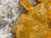 Una foto de curry de pollo sin nata