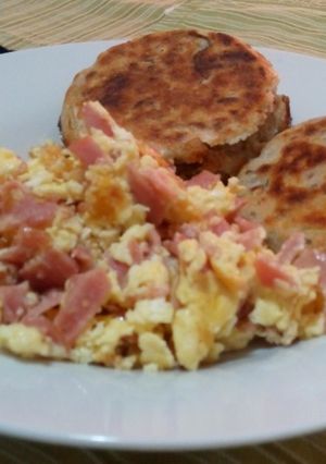 Una foto de Arepas de ñame y calabacín para desayunar