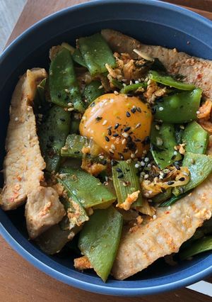 青蒜泡菜豌豆松阪豬丼飯 的食譜成品照片