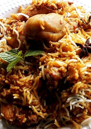चिकन दम बिर्याणी (Chicken dum biryani recipe in marathi) रेसिपी चे मुख्य फोटो 