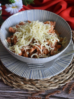 Una foto de Espirales integrales con pollo, tomate y emmental