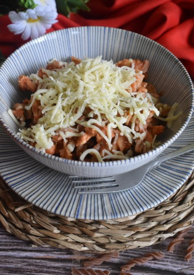 Una foto de Espirales integrales con pollo, tomate y emmental