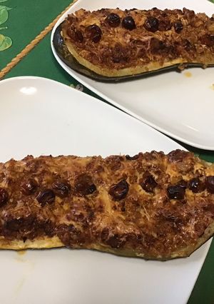 Une photo de Courgette géante farcie sucrée salée au bœuf, pommes, tomates cerises et fromages