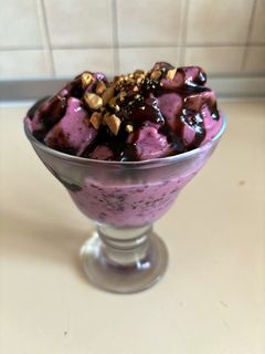 Φωτογραφία της συνταγής Παγωτό μύρτιλο με σιρόπι σοκολάτας και καβουρδισμένα αμύγδαλα στο μούλτι