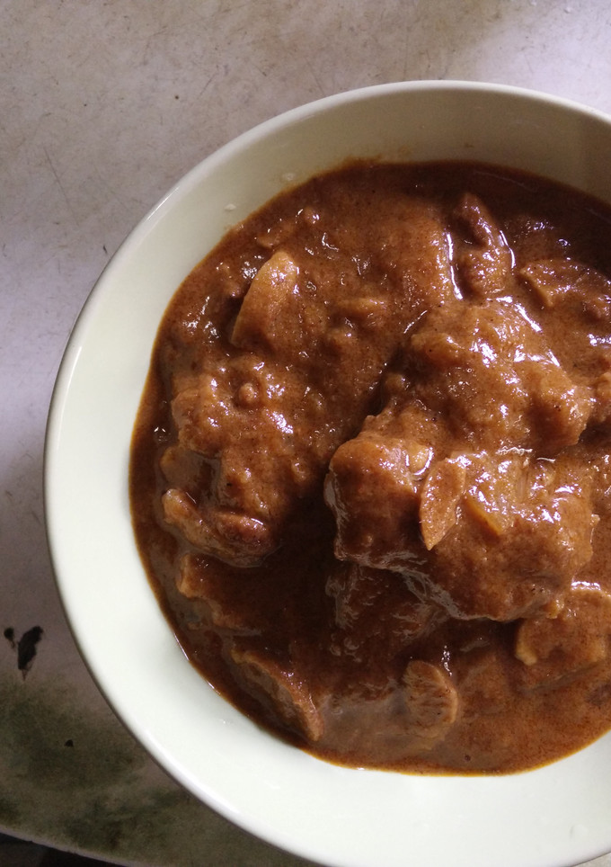 A picture of Massaman Curry with Pork and Cashews.