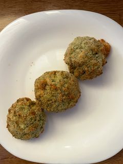 Una foto de Bolas de brócoli rellena de queso feta en airfryer