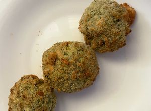Foto principal de Bolas de brócoli rellena de queso feta en airfryer