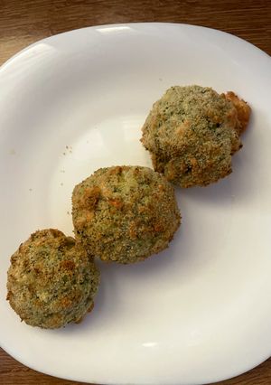 Una foto de Bolas de brócoli rellena de queso feta en airfryer