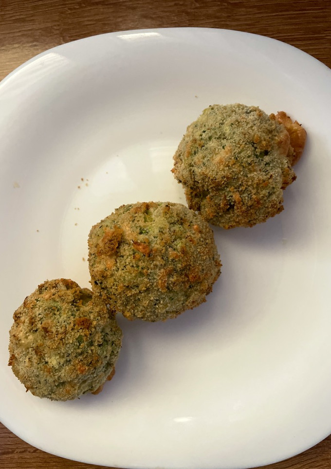 Una foto de Bolas de brócoli rellena de queso feta en airfryer