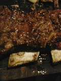 Costillas de vaca asadas, tiernizadas en piña, ajo y romero