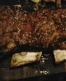 Costillas de vaca asadas, tiernizadas en piña, ajo y romero