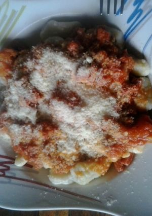 Una foto de Ñoquis de papa con salsa de tomate y chorizo colorado