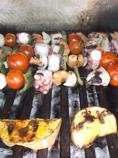 Una foto de Pinchos de pulpo y gambas a las brasas