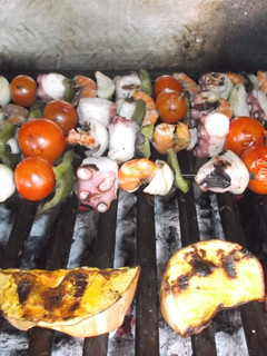 Una foto de Pinchos de pulpo y gambas a las brasas