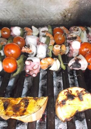 Una foto de Pinchos de pulpo y gambas a las brasas