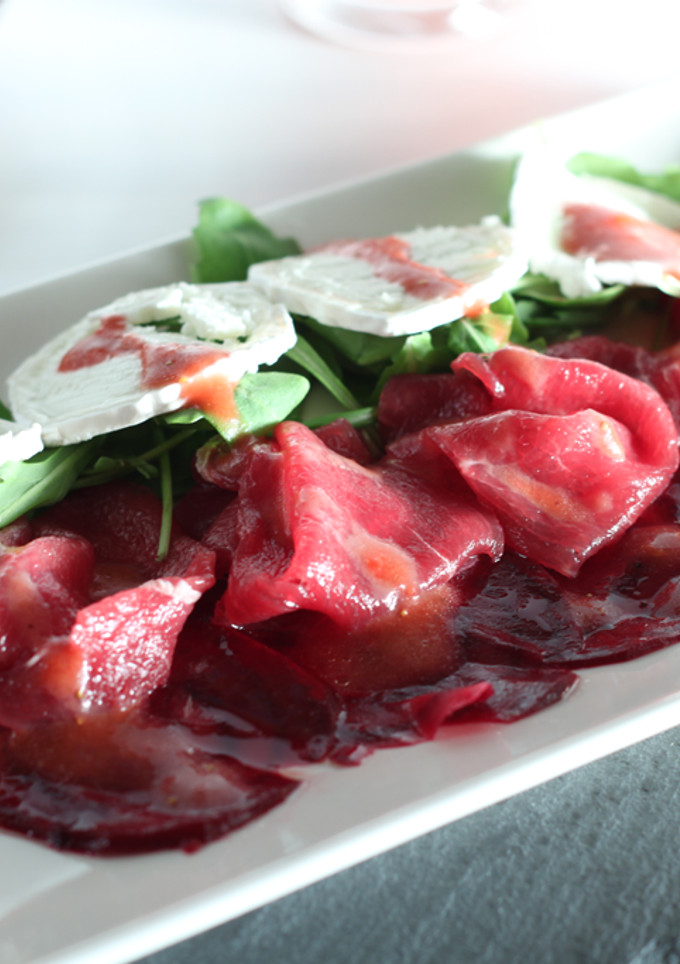 Una foto de Carpaccio de ternera y remolacha con vinagreta de fresas