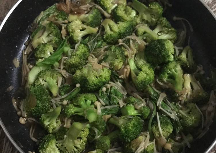 Bagaimana Menyiapkan Tumis Liki (brokoli dan enoki) Anti Gagal