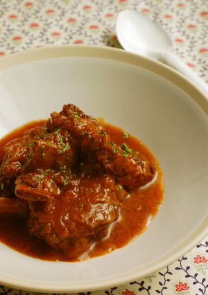 A picture of Easy Pressure Cooker Red Wine Braised Spare Ribs.
