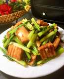 Đậu hủ xào cải ngọt sốt tương.