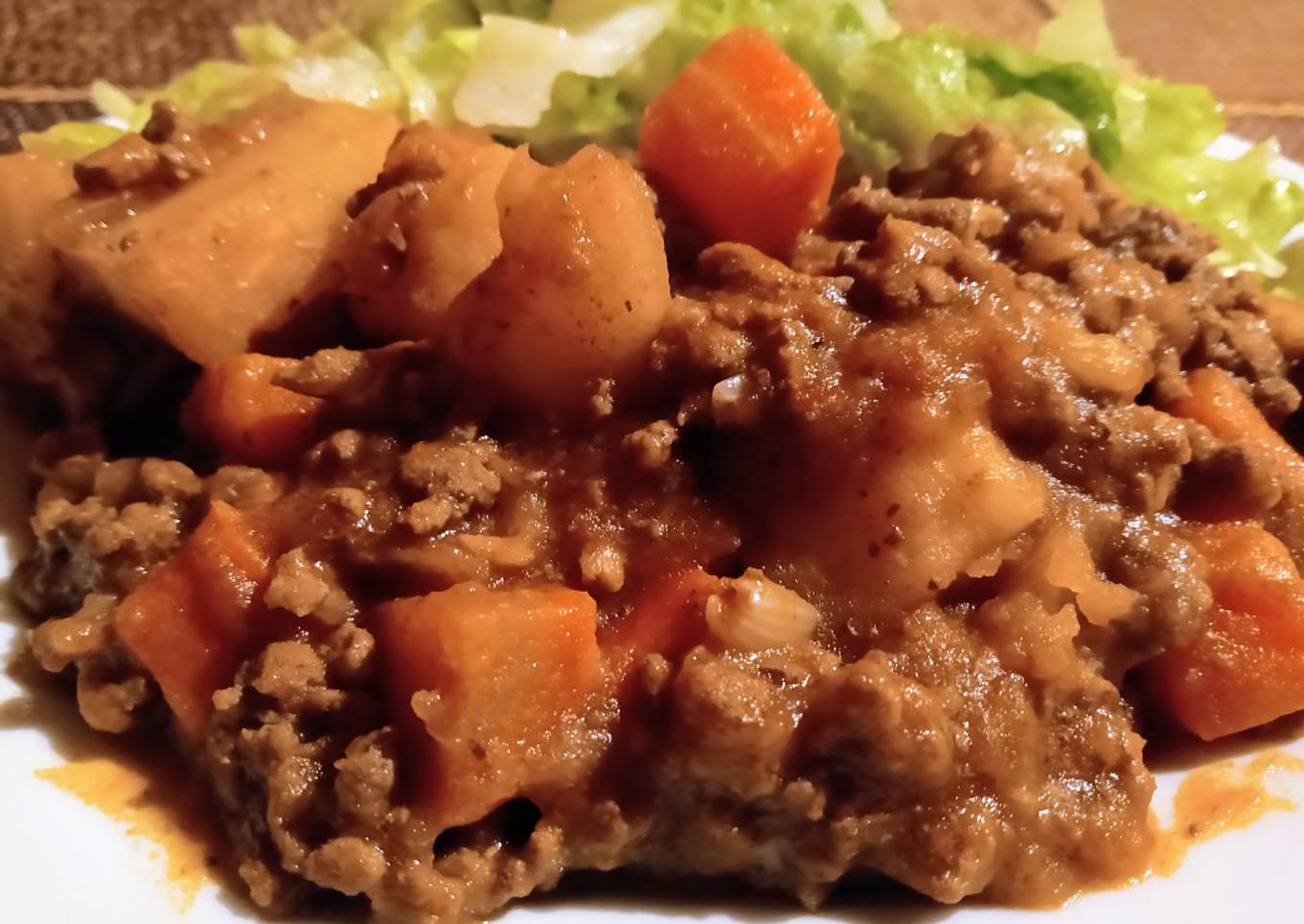 Guiso de carne molida, papas y zanahorias