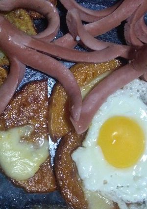 Una foto de Púlpito de salchichas con calabacín frito