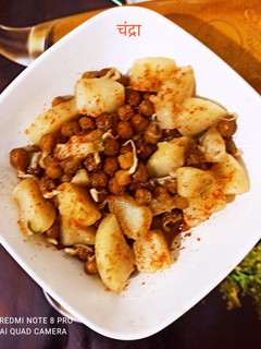 अंकुरित चना और आलू की चटपटी चाट (ankurit chana aur aloo ki chatpati chaat recipe in Hindi) रेसिपी मुख्य फोटो