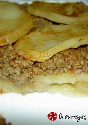 A picture of Potatoes with ground beef in the pot.