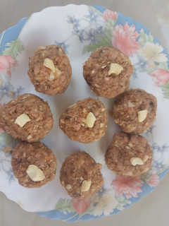 அவல் லட்டு (aval laddu Recipe in Tamil) செய்முறை முக்கிய புகைப்படம்