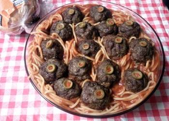 How to Make Delicious Halloween Eyeballs in Worms spaghetti  meatballs