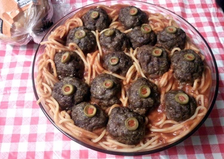 Simple Way to  Halloween Eyeballs in Worms (spaghetti &amp; meatballs)