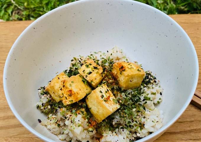 Crispy Tofu with Brown Sushi Rice and Seaweed
