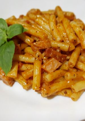 Una foto de Macarrones con jamón, chorizo y queso