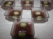 Una foto de flan de uva
