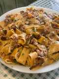 Tagliatelles à la viande séchée, girolles et crème de courgettes