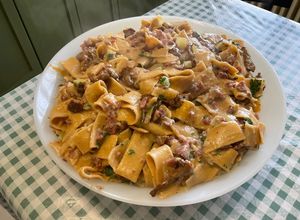 Une photo de Tagliatelles à la viande séchée, girolles et crème de courgettes