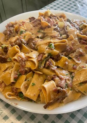 Une photo de Tagliatelles à la viande séchée, girolles et crème de courgettes