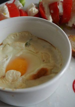 Une photo de Oeufs en cocotte aux noix et au chèvre