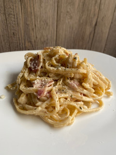 Una foto de Tallarines a la carbonara🍝🧀🥓
