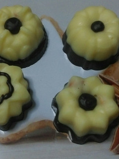 Una foto de Bombones de dos chocolates, almendras y Bergamota