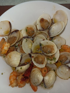 Una foto de Almejas con langostinos al ajillo 😋