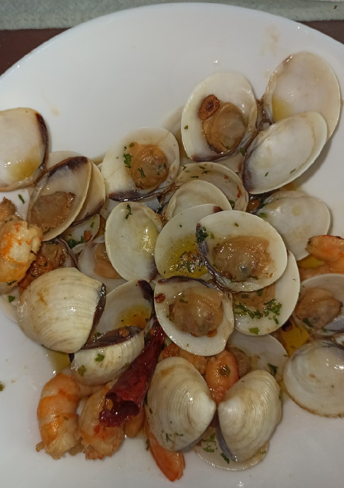 Una foto de Almejas con langostinos al ajillo 😋