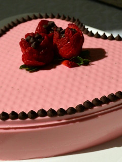 Una foto de Pastel de chocolate envuelto en gelatina de fresas