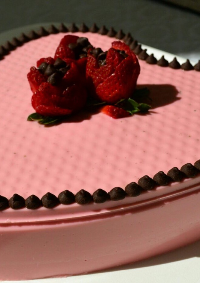 Una foto de Pastel de chocolate envuelto en gelatina de fresas
