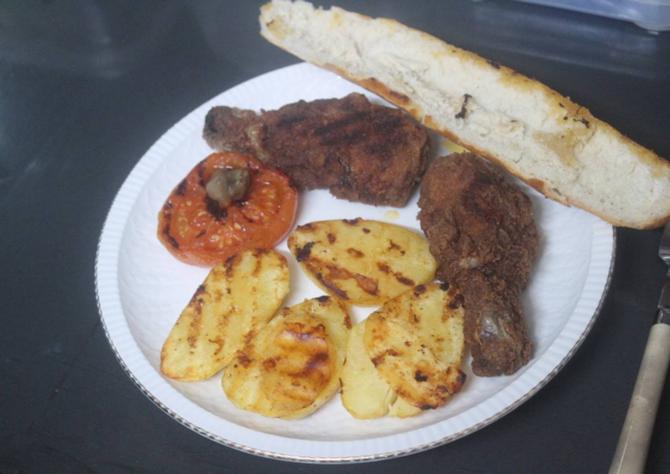 Jamoncitos de pollo empanados con patatas al grill doble