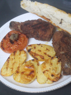 Una foto de Jamoncitos de pollo empanados con patatas al grill doble