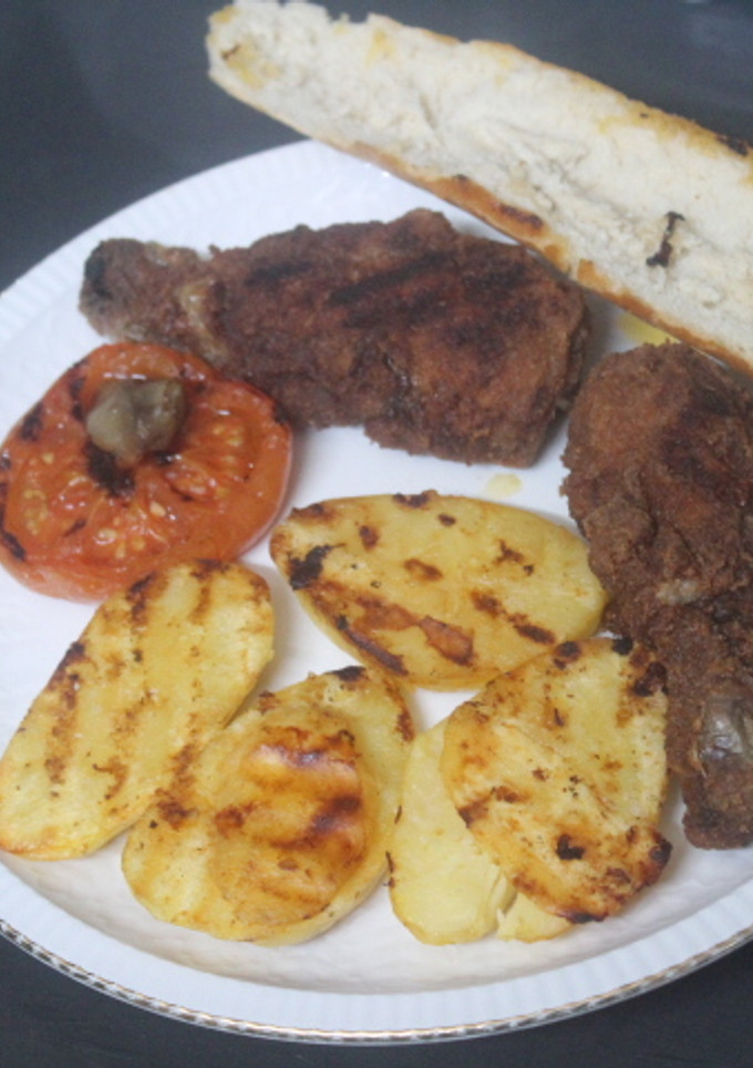 Una foto de Jamoncitos de pollo empanados con patatas al grill doble