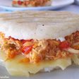 Arepas asadas con pollo desmechado